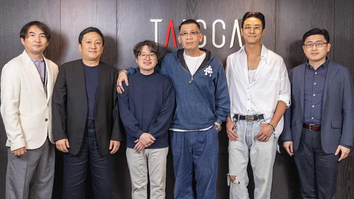 左起 Moving Pictures Co. 負責人李炯九、Mr. Romance CEO 沈世潤、《外傷重症中心》導演李度潤、文策院董事長蔡嘉駿、演員朱智勛、文策院院長盧俊偉。（圖／文策院提供）