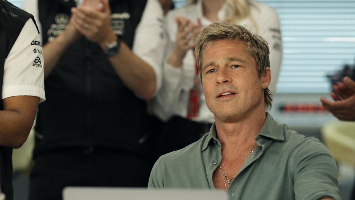 布萊德彼特在電影《F1®》中帥氣逼人。（圖／華納兄弟提供）