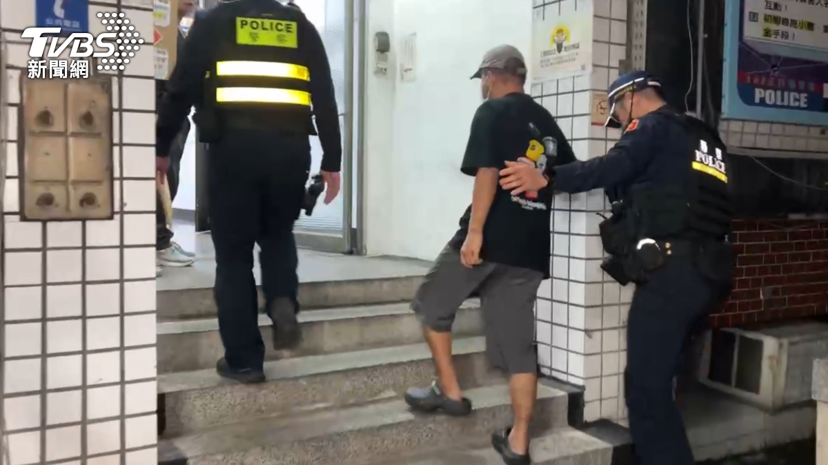 康岳的腳一跛一跛前行。（圖／TVBS）