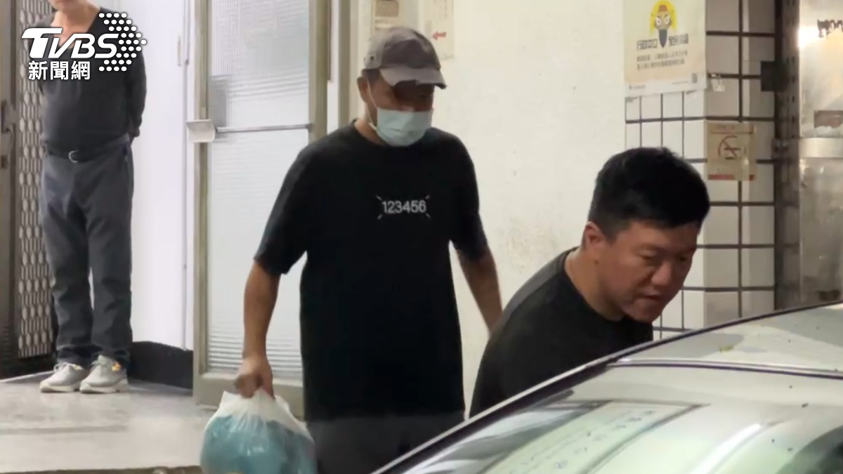 康岳深夜到豐原警分局做筆錄。（圖／TVBS）