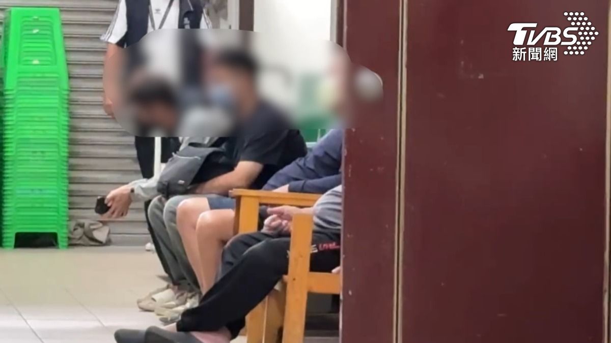 石婦家屬悲傷來到殯儀館相驗。（圖／TVBS）