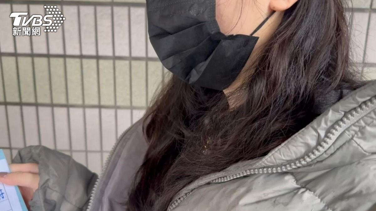 孩子遭老師摔地、掐肩滿身傷，媽媽看到監視器畫面瞬間崩潰。（圖／TVBS）