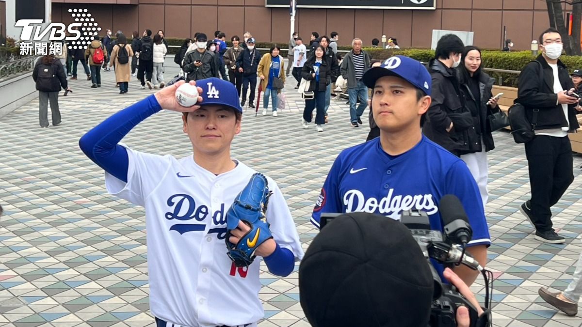 東京巨蛋場外山寨版山本由伸（圖左）跟大谷翔平（右）。（圖／藍于洺攝）