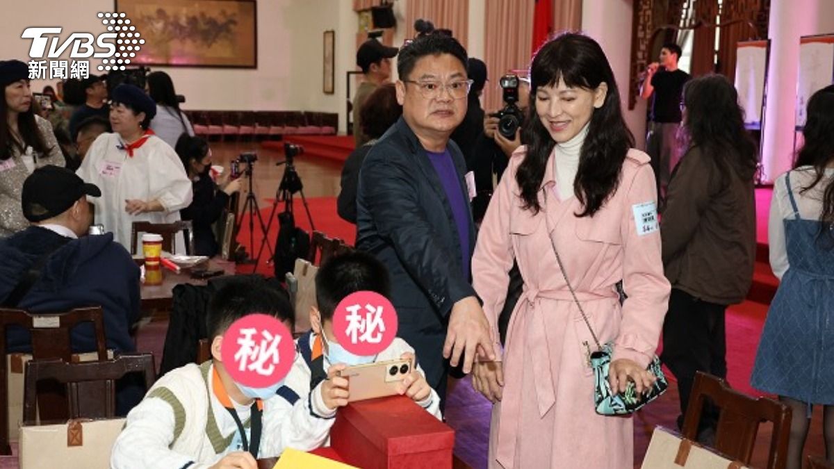 季忠平（右二）、陳明真（右一）和雙胞胎兒子同框。（圖／張哲鳴攝）