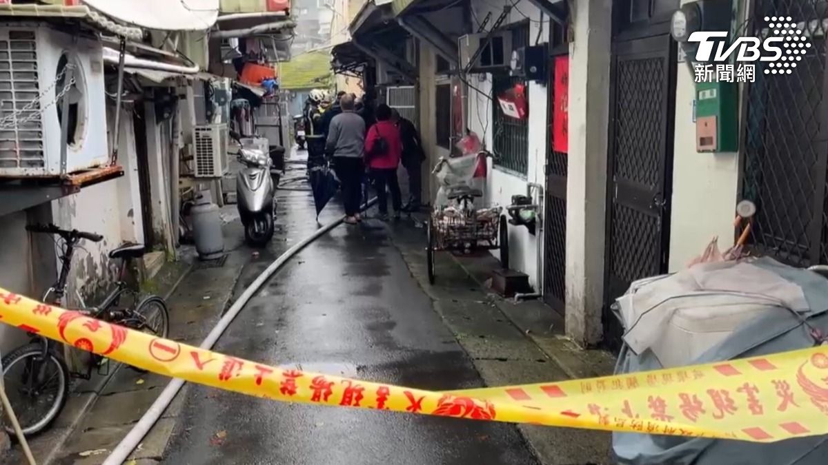 電動自行車起火延燒民宅。（圖／TVBS）