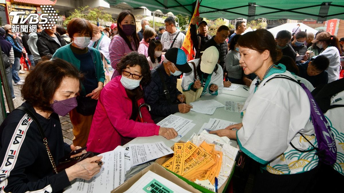 罷免藍委連署人潮不斷。（圖／胡瑞麒攝）