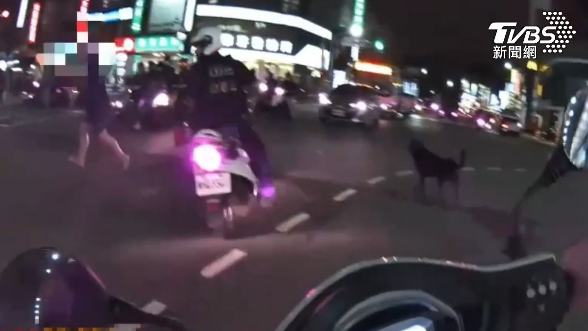 員警到場後立即將男子壓制。（圖／TVBS）