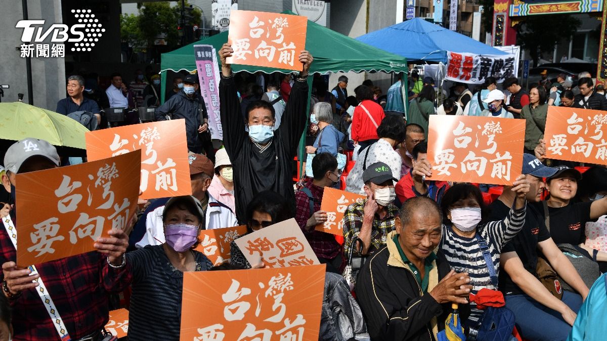 現場民眾高舉標語。（圖／胡瑞麒攝）
