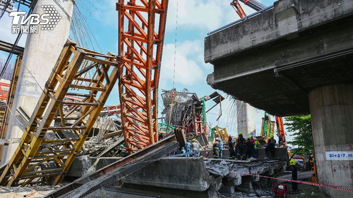 首都曼谷的1處建築工地，今天發生起重機倒塌事故，釀至少4死。（圖／達志影像美聯社）