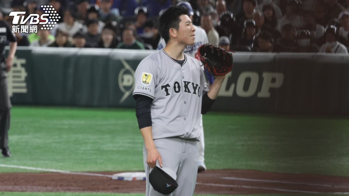 戶鄉翔征挨轟陽春砲後投出觸身球，脫帽示意。（圖／李建緯攝）