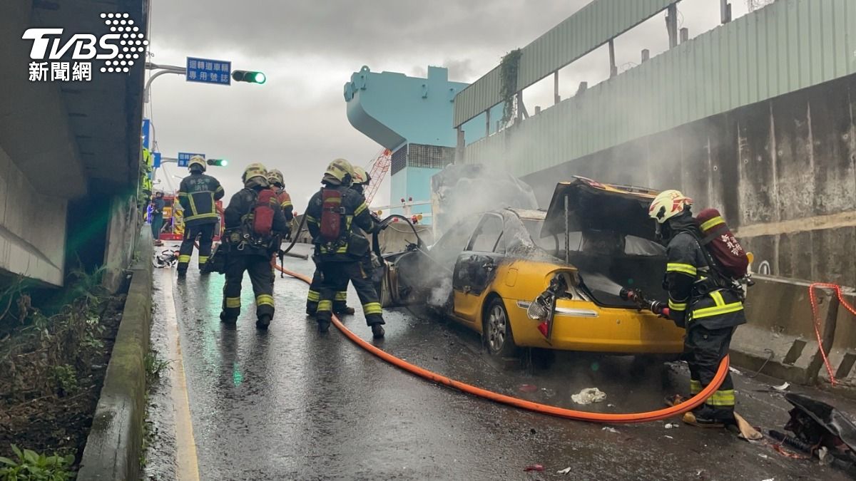 計程車在迴轉道上突然火燒車。（圖／TVBS）