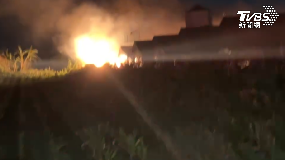 現場竄出猛烈火光與濃煙。（圖／TVBS）