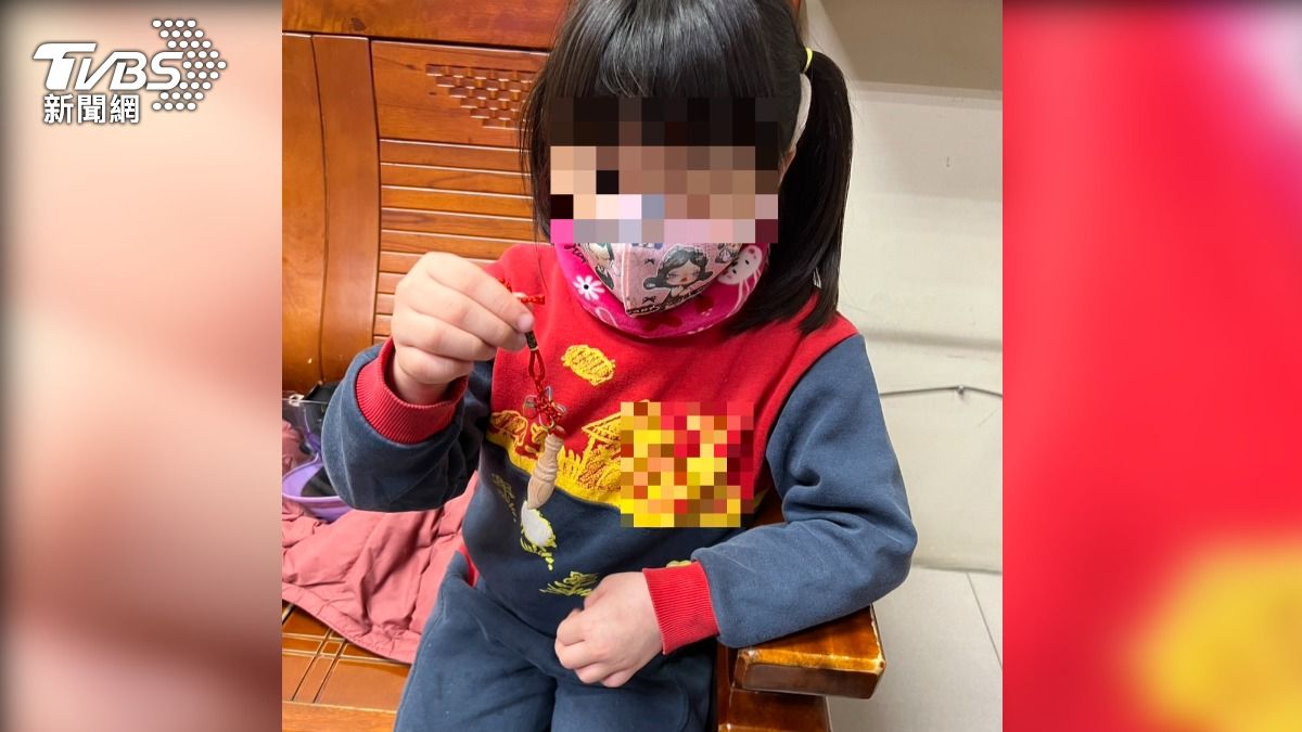 6歲女童等不到媽媽現身，焦急等到眼睛淚汪汪，進清水分局求助。（圖／TVBS）