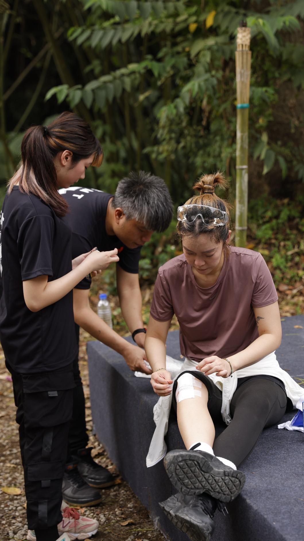 大霈因節目比賽摔跤受傷。（圖／公視提供）