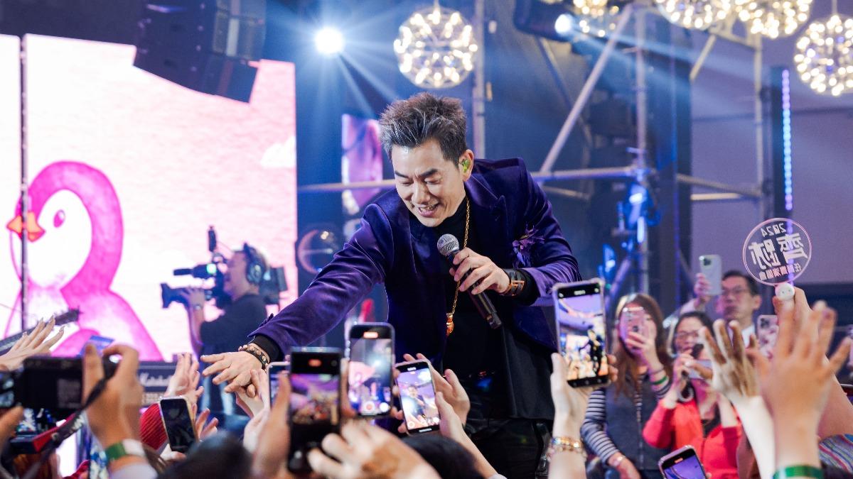 任賢齊帶來經典歌曲。（圖／大誠保經提供）