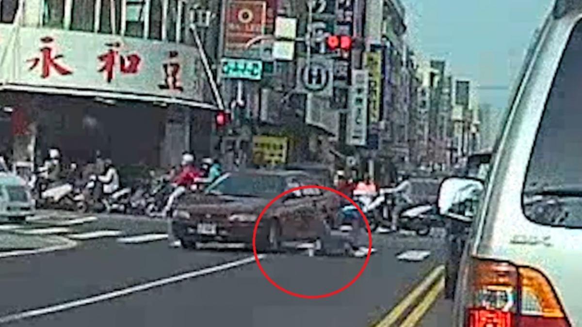 婦人遭汽車撞擊，重摔在地。（圖／翻攝自YouTube頻道「Wowtchout - 地圖型行車紀錄器分享平台」）