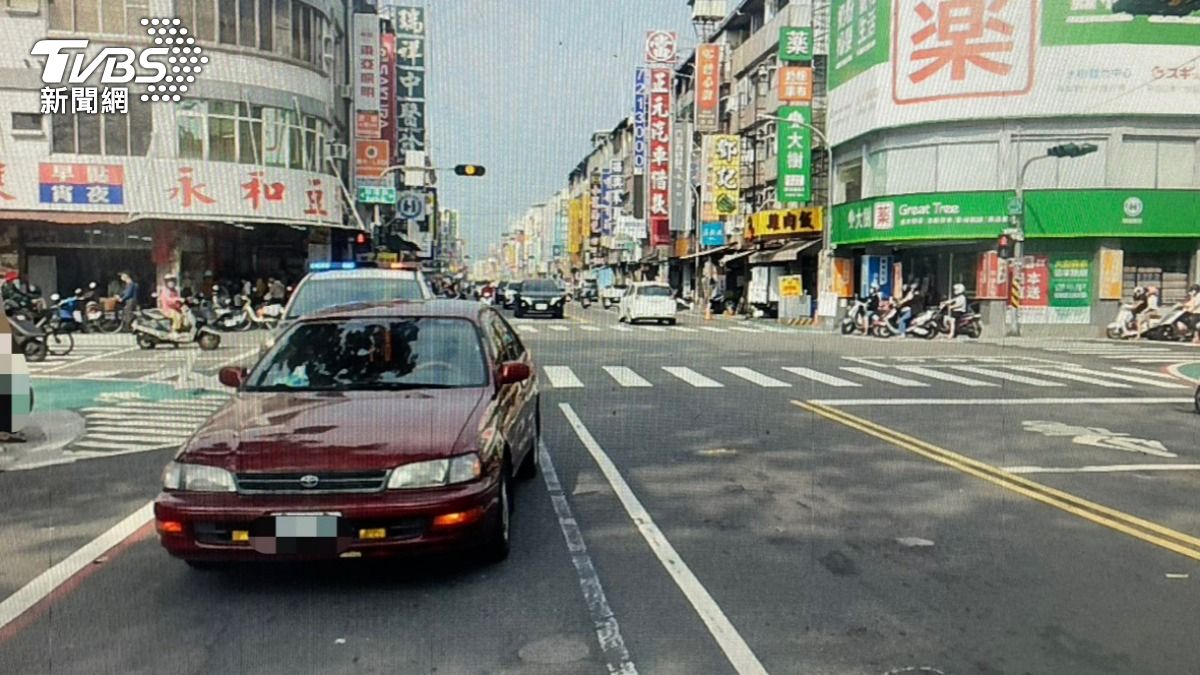 男子開車左轉未禮讓行人釀禍。（圖／TVBS）