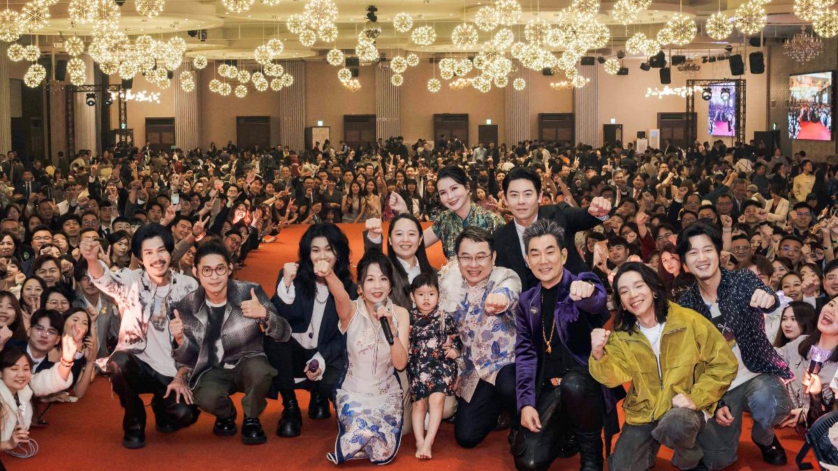 大誠保經王文全董事長以及董娘魏淑蓮與麋先生、任賢齊合照。（圖／大誠保經提供）