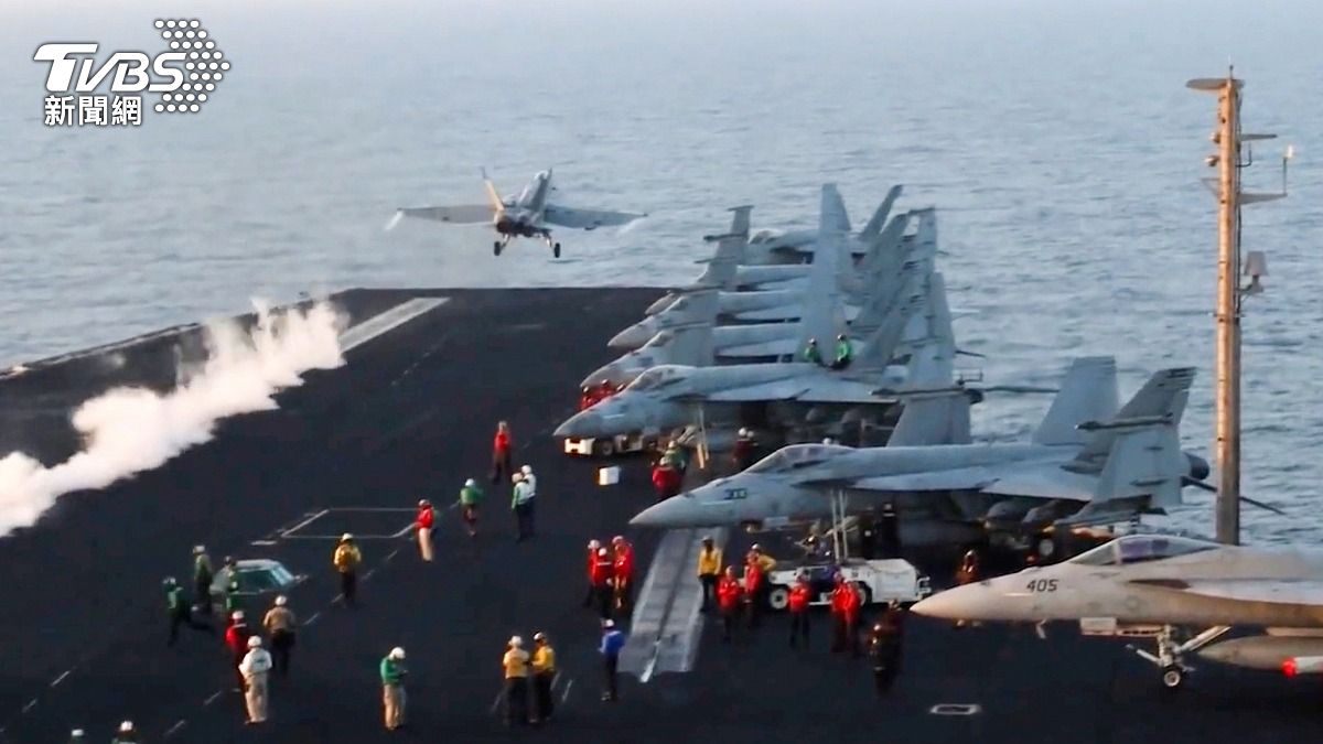 美軍在進行葉門空襲前，一架飛機從紅海的航空母艦起飛。（圖／達志影像美聯社）