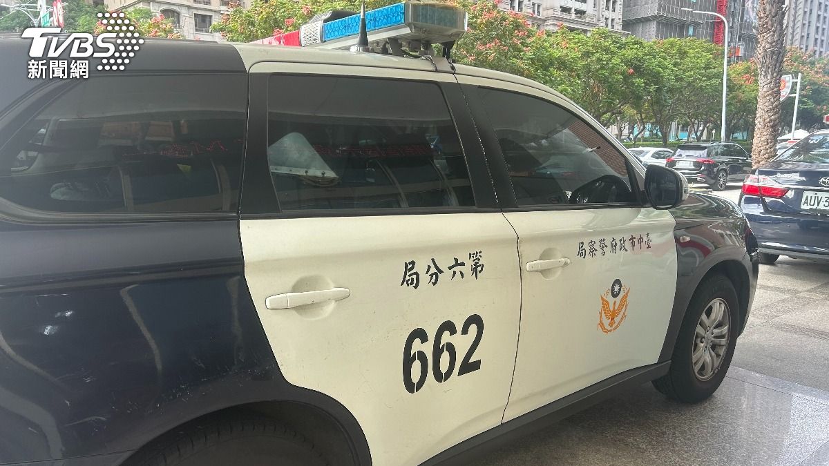 魏女表示，3人大陣仗被一團警察帶走，小女兒到了警局開始狂哭。（圖／林冠丞攝）