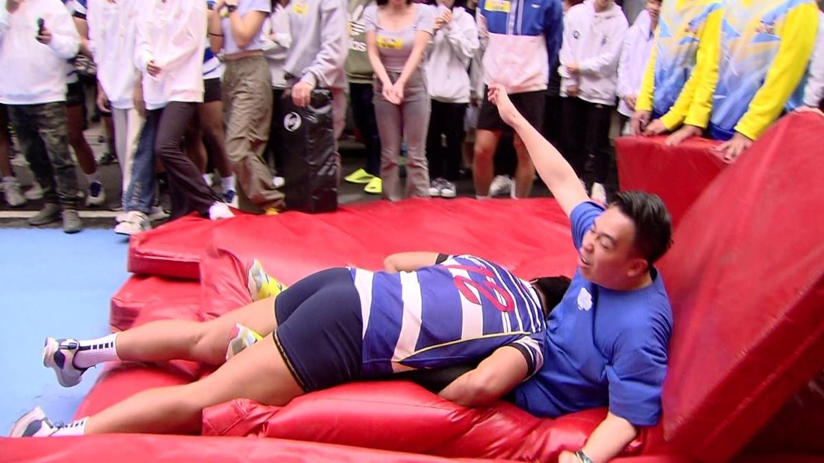 無尊被撞飛，倒地不起。（圖／民視提供）