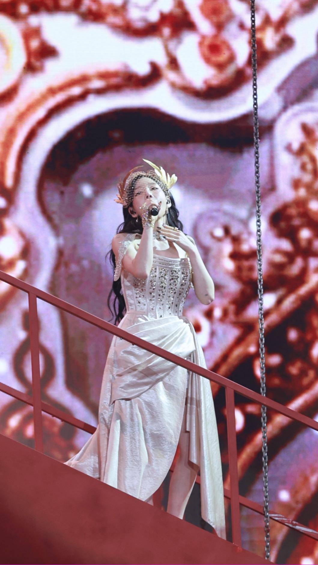 泰妍頭頂桂冠以女王姿態登場。（圖／讀者提供）