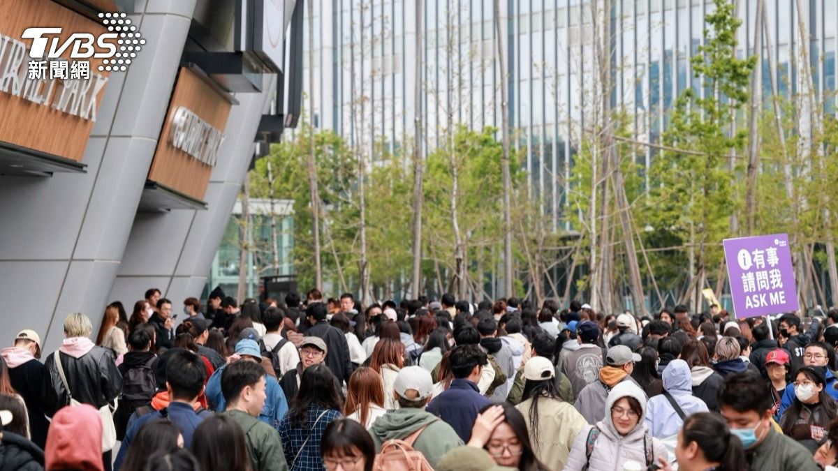 大巨蛋場外人潮。（圖／趙世平攝）