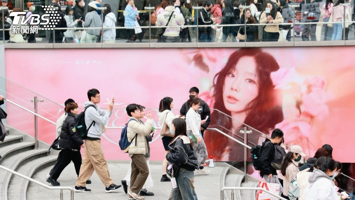 不少人在場外跟背板合照。（圖／趙世平攝）