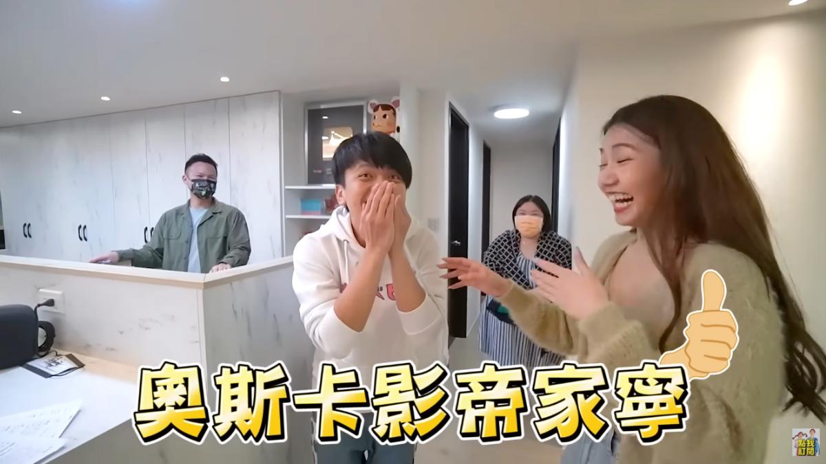 家寧曾與YouTuber蔡阿嘎的爭議前員工蘿拉同框。（圖／翻攝自YT@眾量級CROWD）