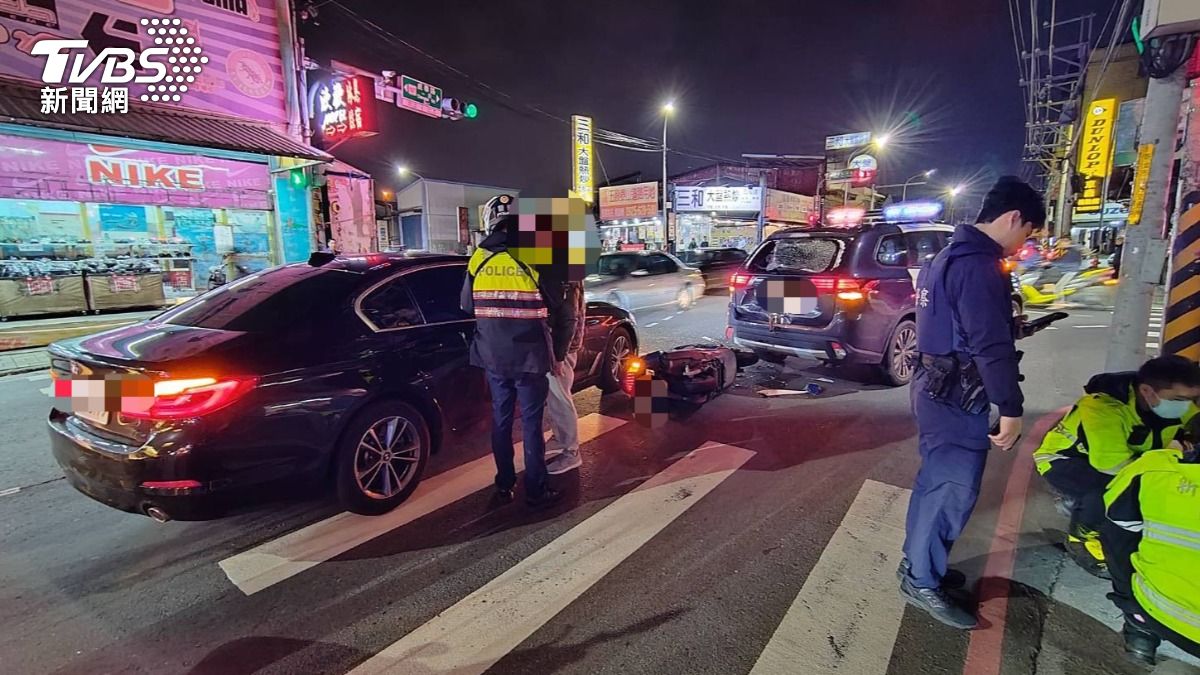 蘆洲分局的警用巡邏車停等路口禮讓行人時，遭後方機車追撞，波及另輛自小客車。（圖／TVBS）