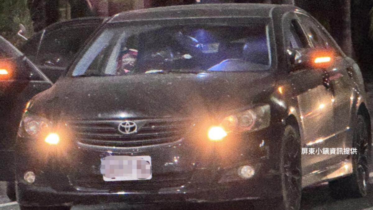 現場遺留一輛轎車。（圖／屏東小鎮資訊提供）