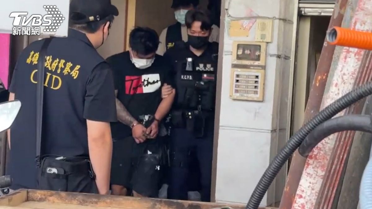 警方與張姓嫌犯回到倉庫現場模擬。（圖／TVBS）