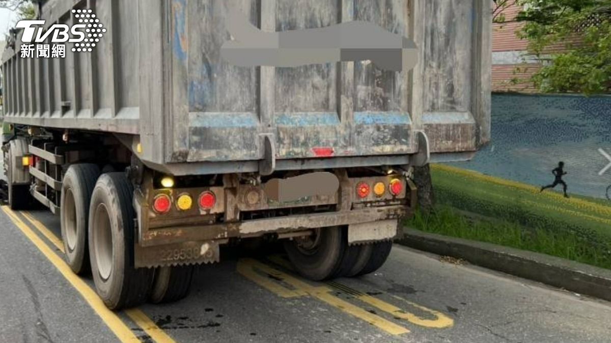 快訊／北投嚴重事故！砂石車、腳踏車擦撞　女騎士遭輾當場死亡