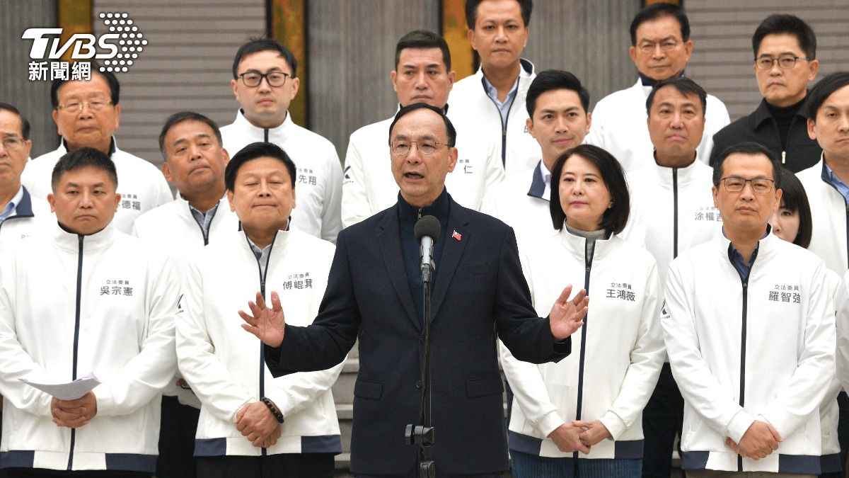 國民黨主席朱立倫率黨藉立委宣示發動反戒嚴反廢死公投。（圖／胡瑞麒攝）