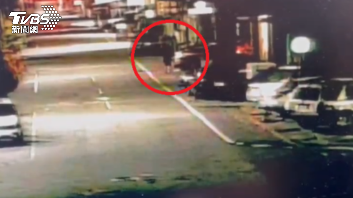 偷窺男被抓包後還在附近徘迴。（圖／TVBS）