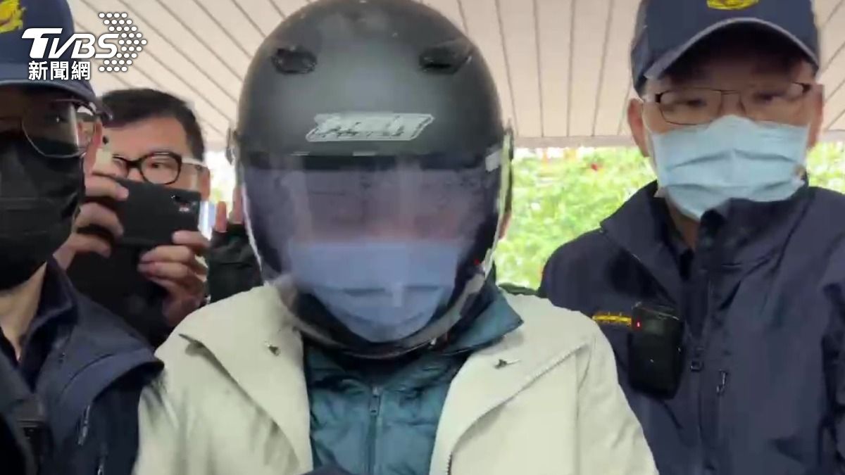 曾志新被走入警局。（圖／張貴翔攝）