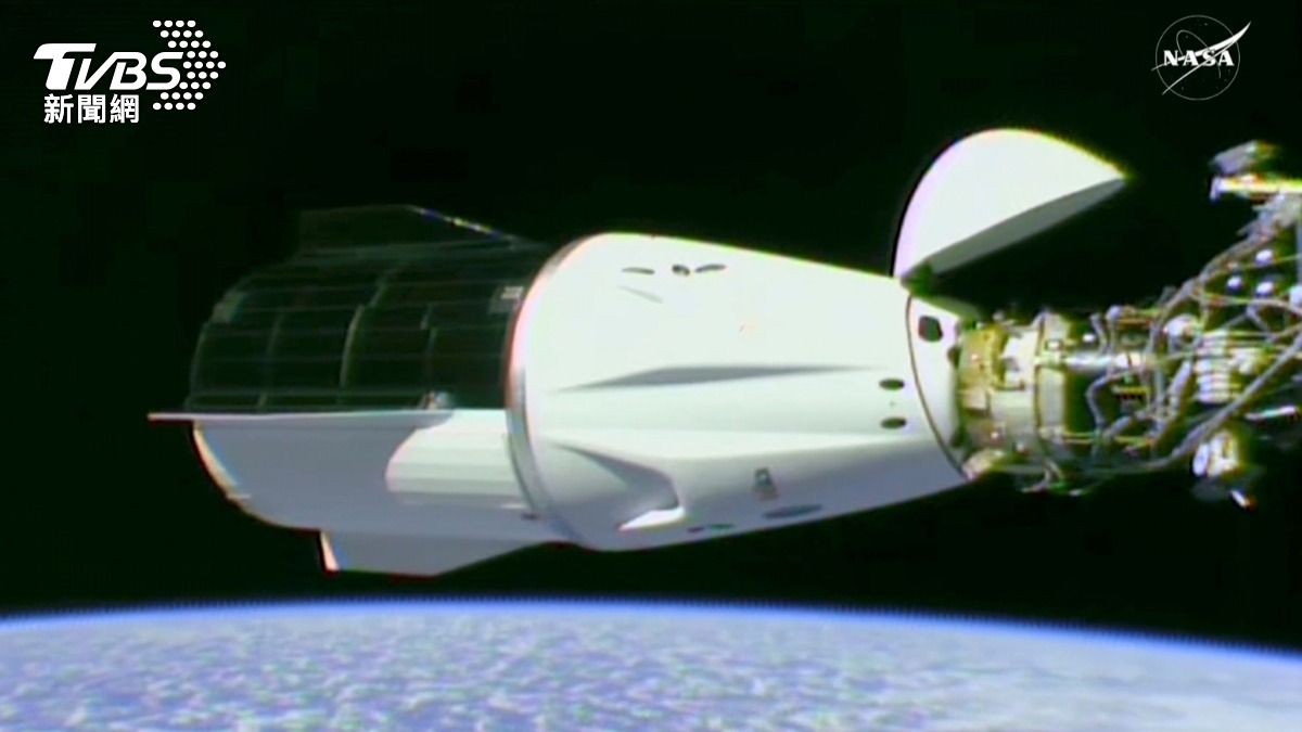 SpaceX乘龍號抵太空站畫面曝！團隊與滯留太空人開心擁抱