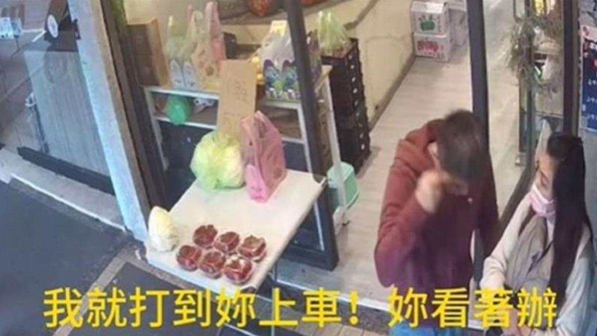 男子強逼女方上車，否則就要毆打她。（圖／翻攝自rabbit21449 IG）