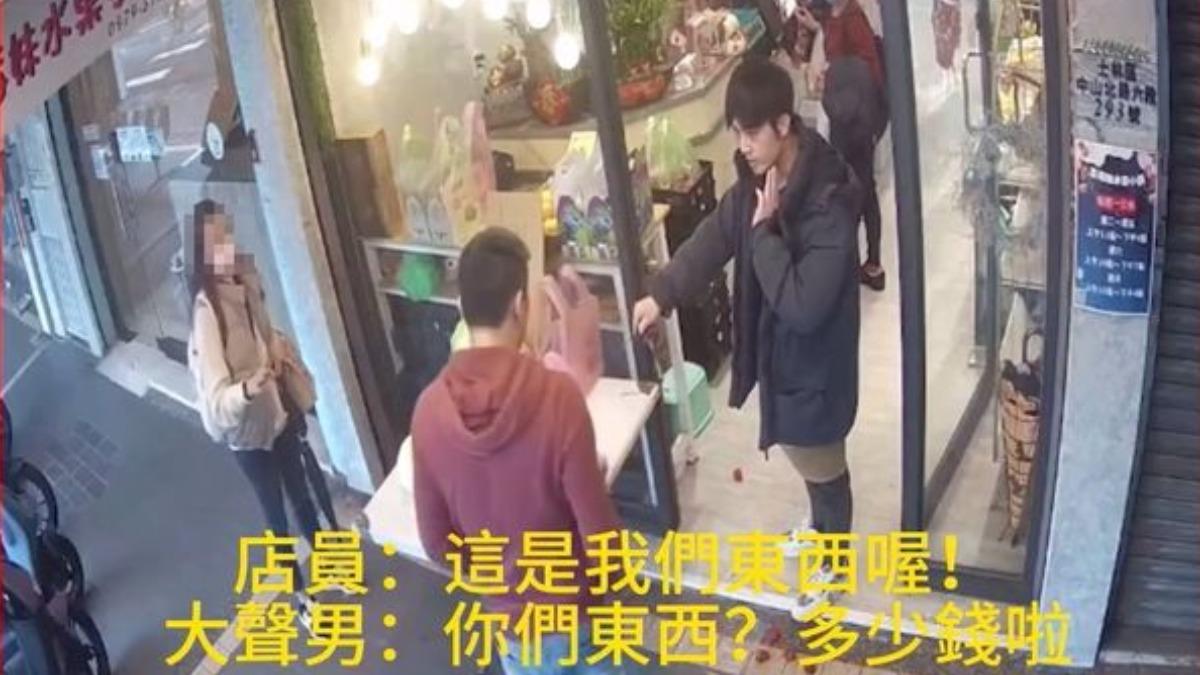 男子爆氣翻桌導致草莓散落一地，事後花1400元全買回家。（圖／翻攝自rabbit21449 IG）