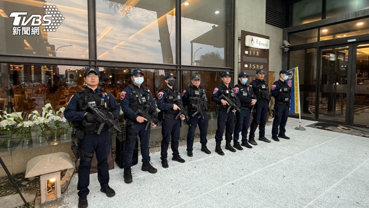 警方重裝戒備維護秩序。（圖／TVBS）