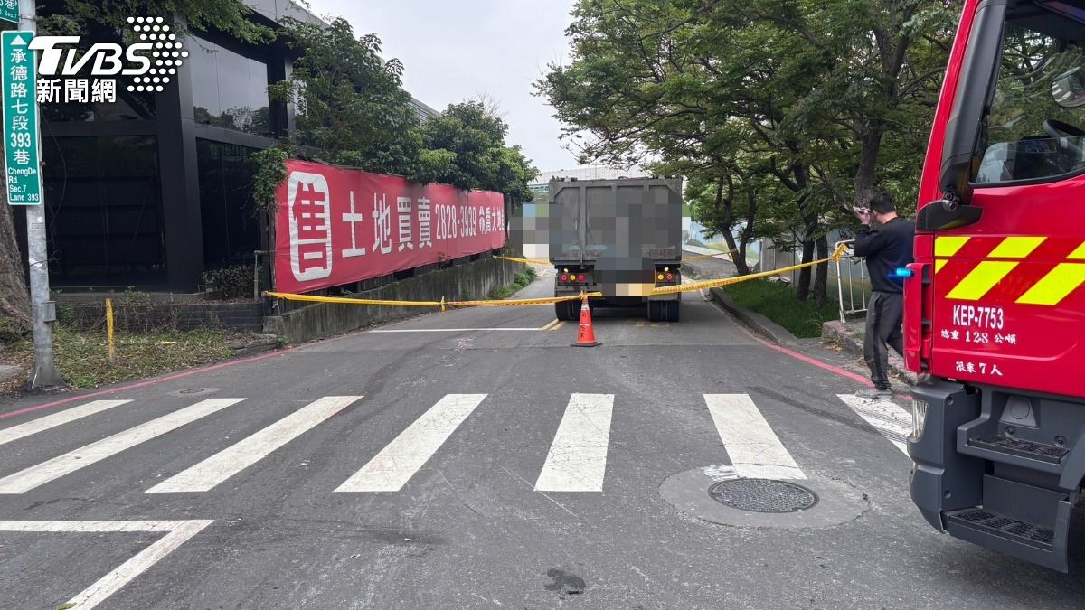 聯結車右轉時疑似視線死角，不慎撞倒輾斃騎乘單車的婦人。（圖／TVBS）