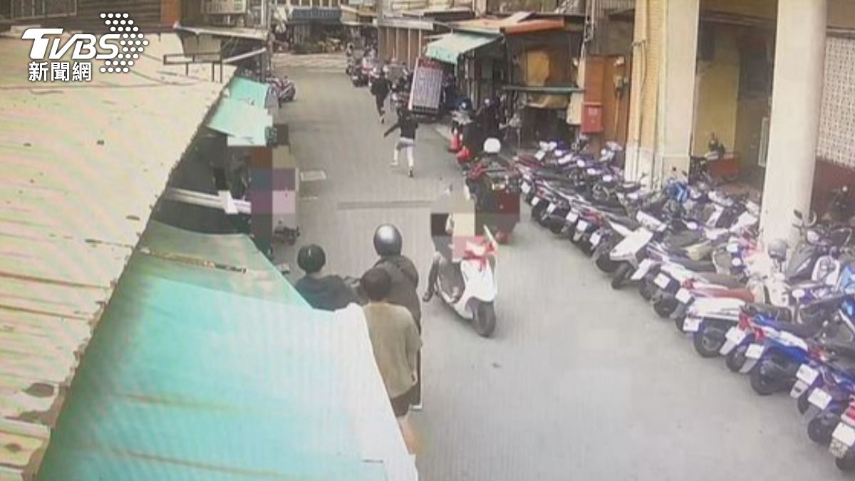 楊男搶到手機拔腿狂奔。（圖／TVBS）