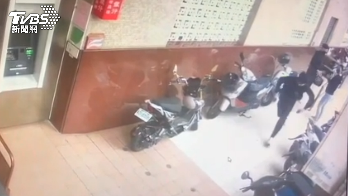 面交變街頭追逐！彰化男搶手機拔腿狂奔　熱心外送員幫抓人