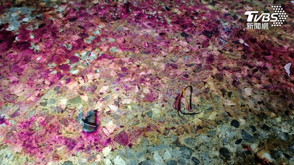 沈男不滿女友劈腿，竟教唆小弟到情敵住處放置爆裂物，現場滿地紅色液體。（圖／TVBS）