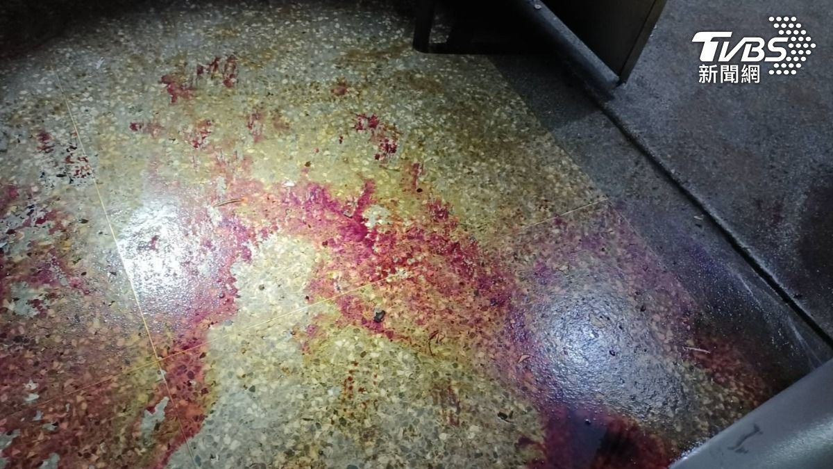 沈男不滿女友劈腿，竟教唆小弟到情敵住處放置爆裂物，現場滿地紅色液體。（圖／TVBS）