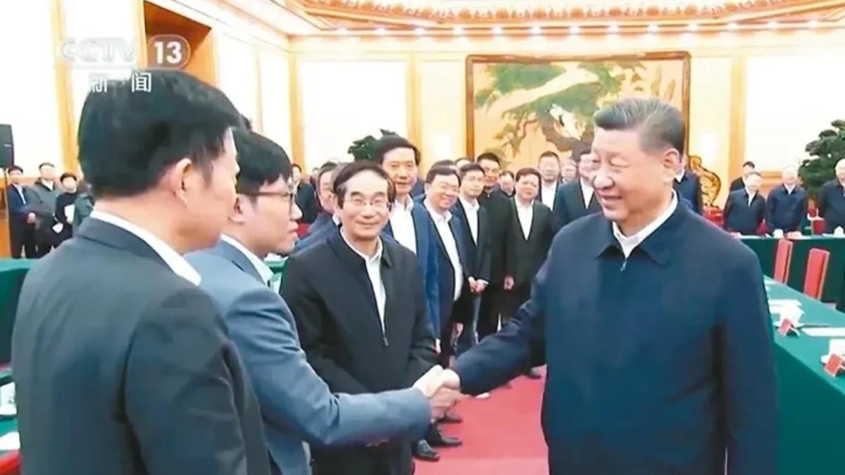 習近平親自接見DeepSeek創辦人 ，傳員工被當「國寶」，並遭官方嚴密監控。（翻攝央視新聞網）