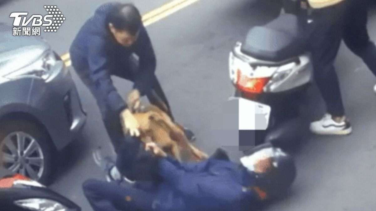 比特犬跳車咬傷路邊騎士。（圖／TVBS）
