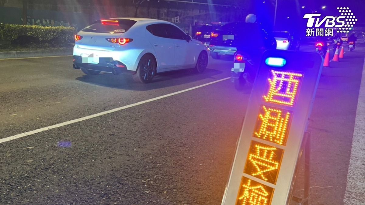 台南市警五分局進行連續五日酒駕大執法。（圖／TVBS）