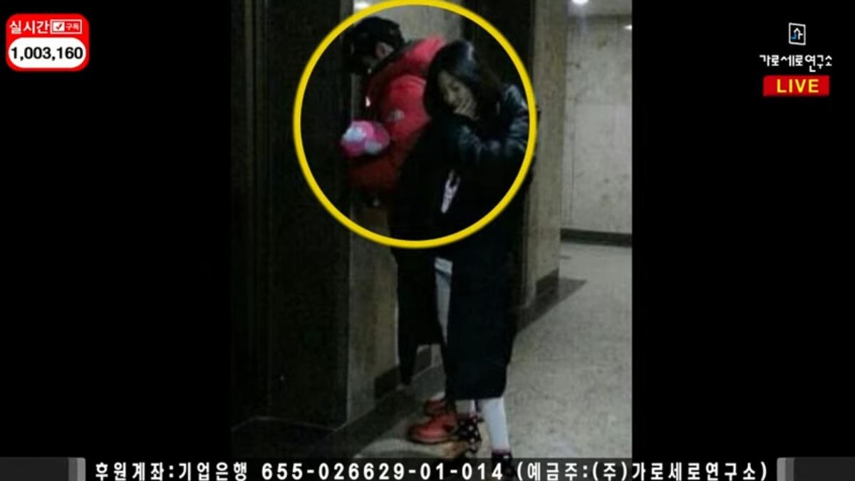 金賽綸與一名疑似金秀賢的男子在公寓電梯門前的舊照曝光。（圖／翻攝自橫豎研究所YT）