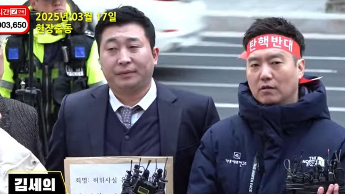 橫豎研究所主播金世毅與金賽綸家屬委託律師到場提告YTR李鎮浩。（圖／翻攝自橫豎研究所YT）